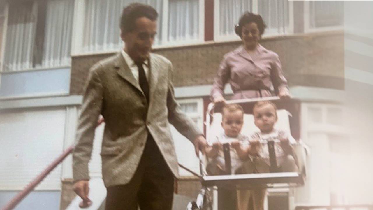 Peter en zijn tweelingbroer toen ze pas bij hun adoptieouders waren (privéfoto).