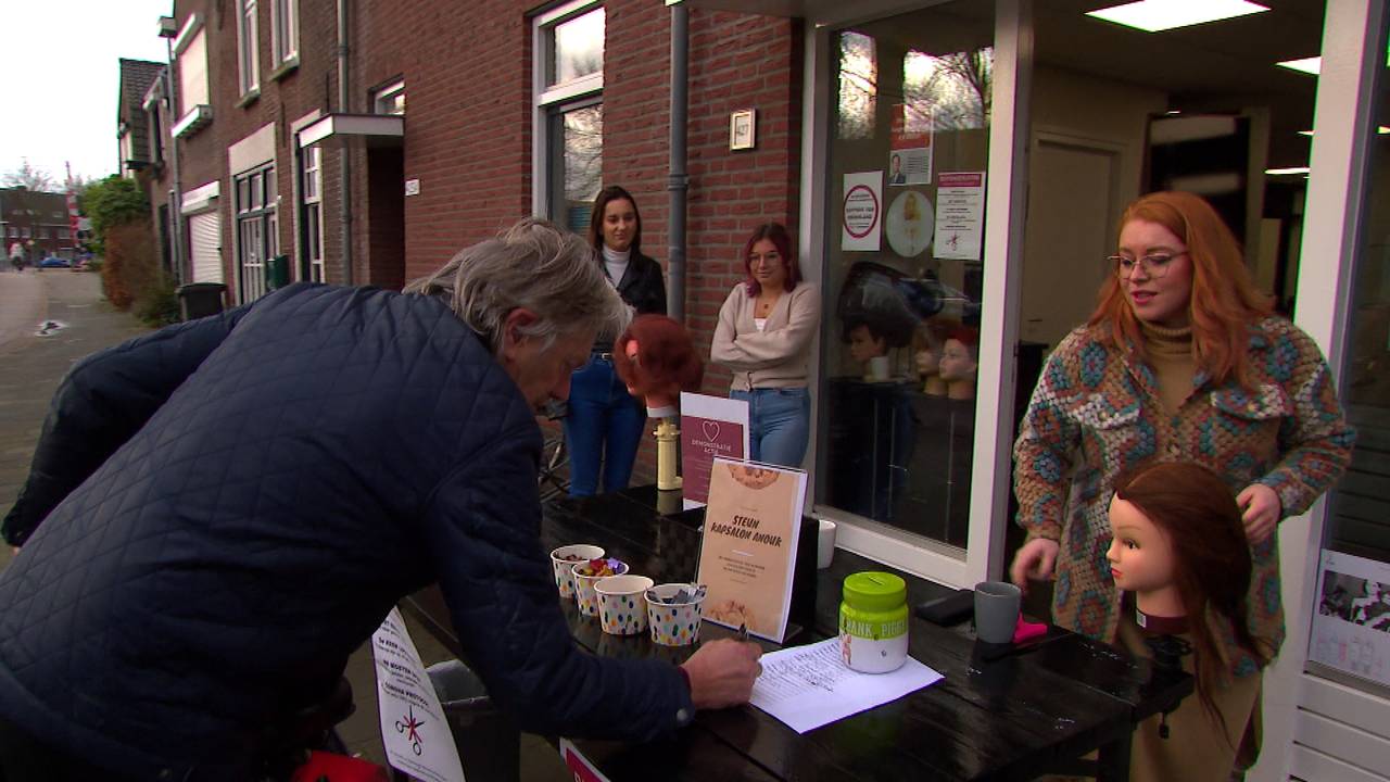 Kapster Anouk staakt en zet de koffie voor haar klanten buiten 