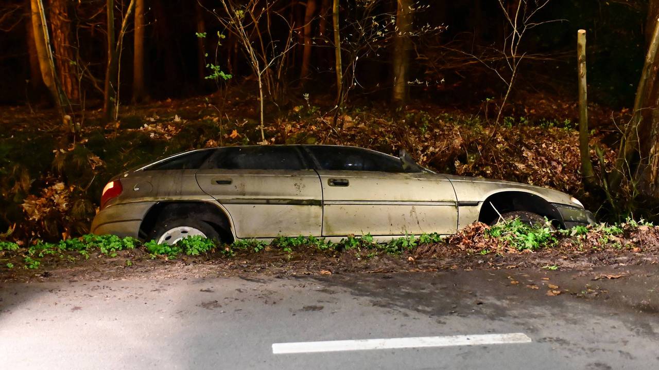De man kon zelfstandig uit de auto komen (foto: Perry Roovers / Persbureau Heitink).