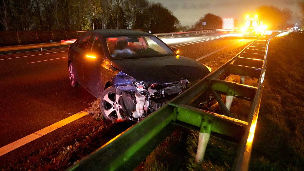 Het ging mis op  de A2 van Eindhoven richting Weert, vlakbij de afrit Maarheeze (foto: WdG/SQ Vision). 