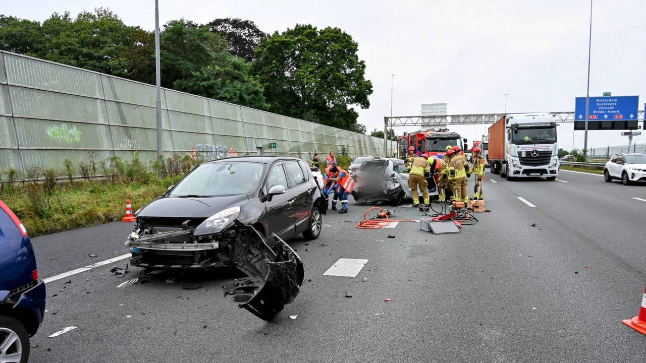 Kettingbotsing op de A16 (foto: Tom van der Put/SQ Vision).