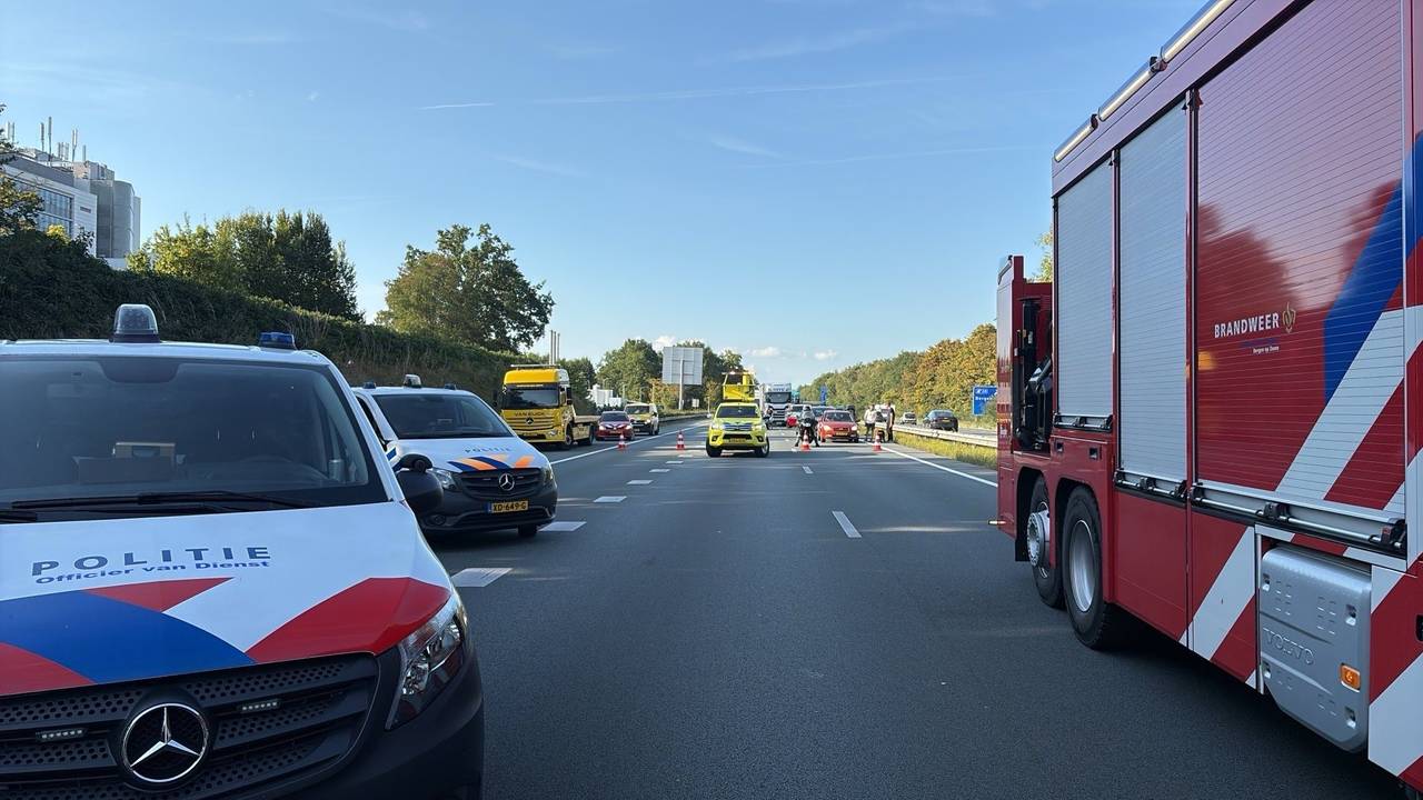 A4 helemaal dicht door ernstig ongeluk met meerdere voertuigen
