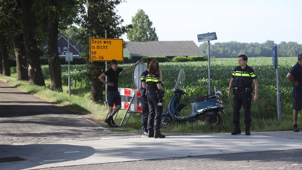 De politie onderzoekt hoe de aanrijding in Odiliapeel kon plaatsvinden (foto: Marco van den Broekl/SQ Vision).