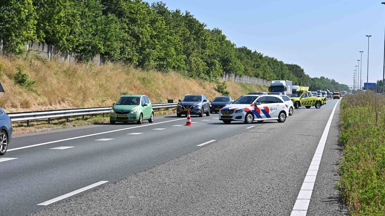 Het verkeer werd na het ongeluk op de A58 bij Ulvenhout over de vluchtstrook geleid (foto: Tom van der Put/SQ Vision). 