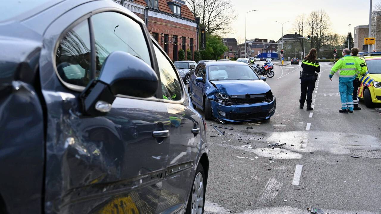 Hoe de botsing op de Teteringsedijk in Breda kon gebeuren, wordt onderzocht (foto: Tom van der Put/SQ Vision).