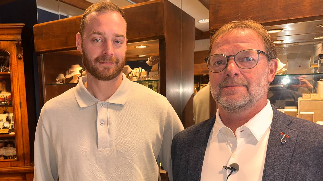 Vic en Bart Jacobs in hun juwelierszaak (foto: Jan Peels).