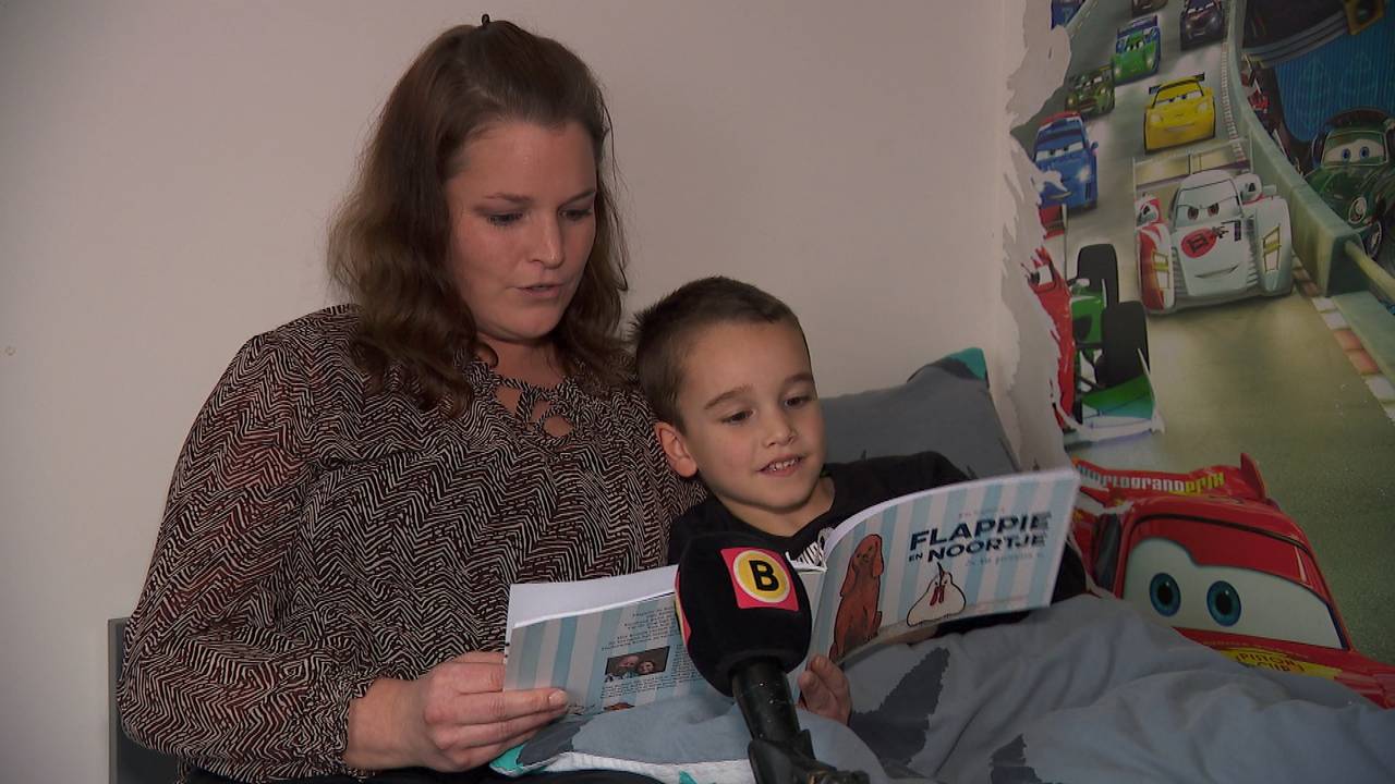 Renee leest haar zoontje voor.