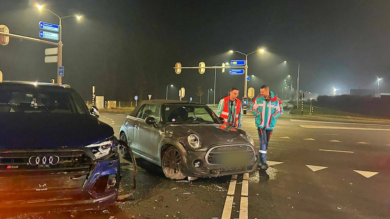 Auto's botsen op kruispunt (foto: Rico Vogels/SQ Vision).