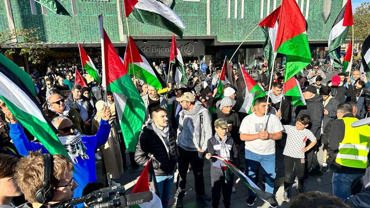 De pro-Palestina demonstranten verzamelden op het 18-Septemberplein (foto: Jan Peels).