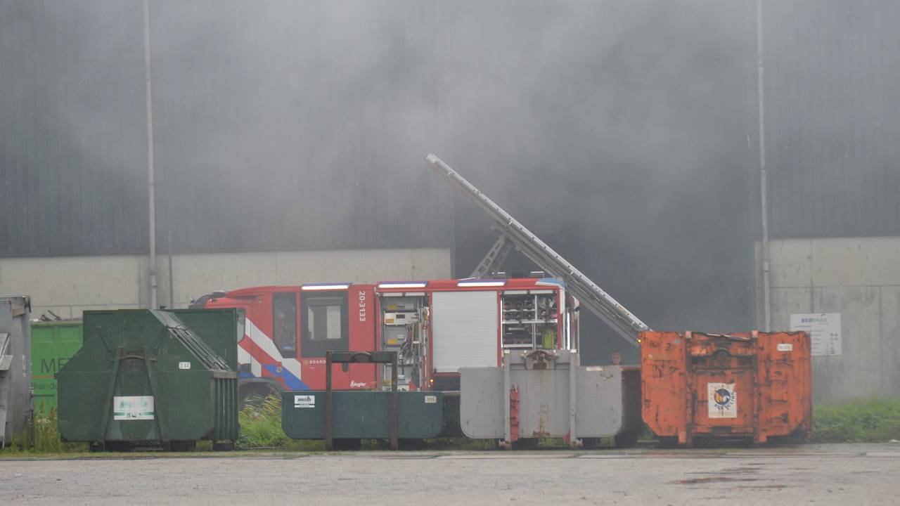 Bij de brand op het Ecopark in Breda komt veel rook vrij (foto: Perry Roovers/SQ Vision).