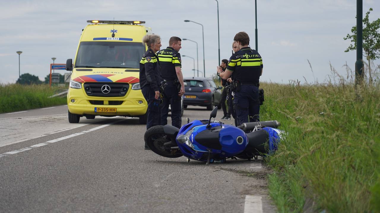 Bij het ongeluk op de Monnikenweg in Geertruidenberg was geen ander verkeer betrokken (foto: Jeroen Stuve/SQ Vision).