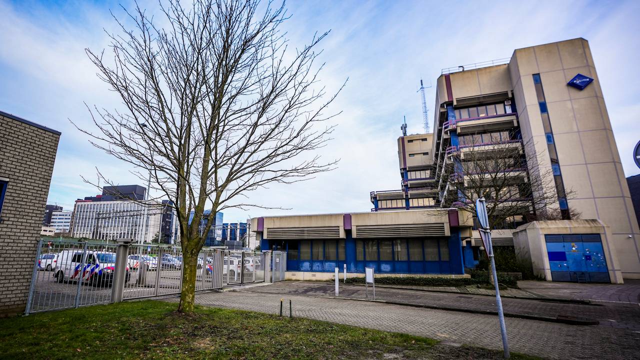 Persoon aangehouden met getrokken vuurwapens (foto: SQ Vision).