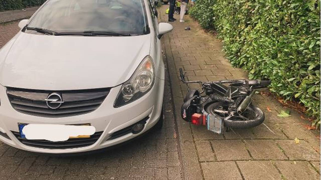De brommerrijder kwam na zijn dollemansrit door Goirle ten val (foto: Instagram politie Leijdal).