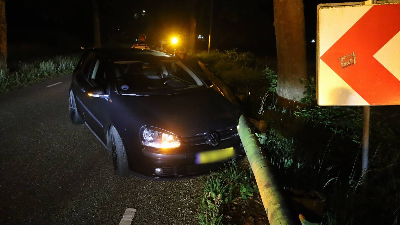 De auto kwam tegen de vangrail naast de Statenweg bij Boekel tot stilstand (foto: Kevin Kanters/SQ Vision)