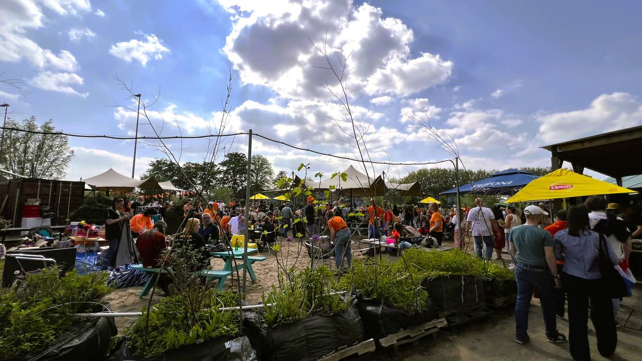 Stadsstrand Belcrum Beach in Breda met Koningsdag (foto: Henk Voermans).