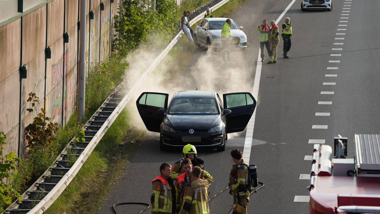 Auto in brand op de A59 bij Waalwijk (foto: Persbureau Heitink / Erik Haverhals).