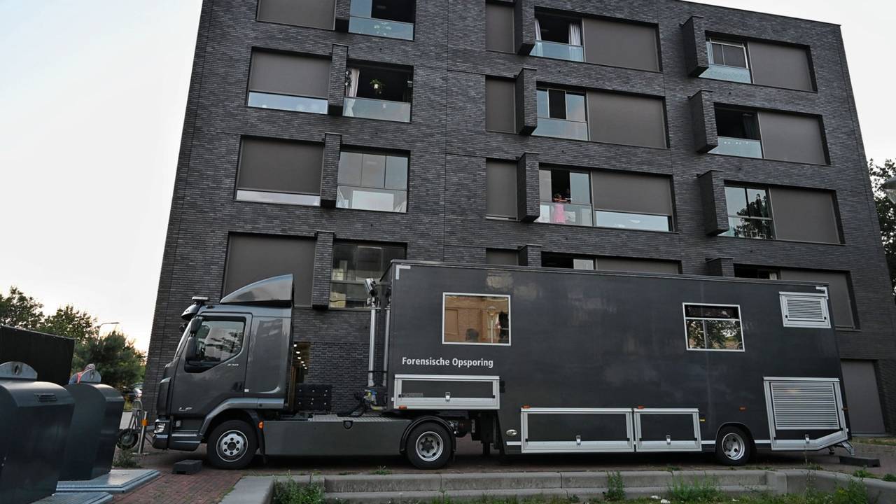 Groot politieonderzoek in appartementen in Tilburg na overlijden persoon (foto: Toby de Kort / Persbureau Heitink).