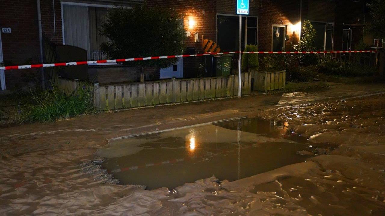Op de Kruiskampsingel ontstond een groot gat (foto: Bart Meesters).