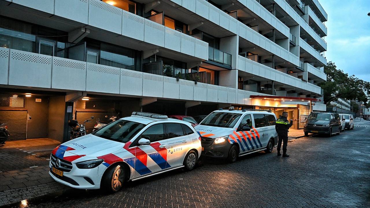 Politiewagens bij het appartementencomplex waar een Tilburgse door een hel ging (foto: Toby de Kort/SQ Vision).