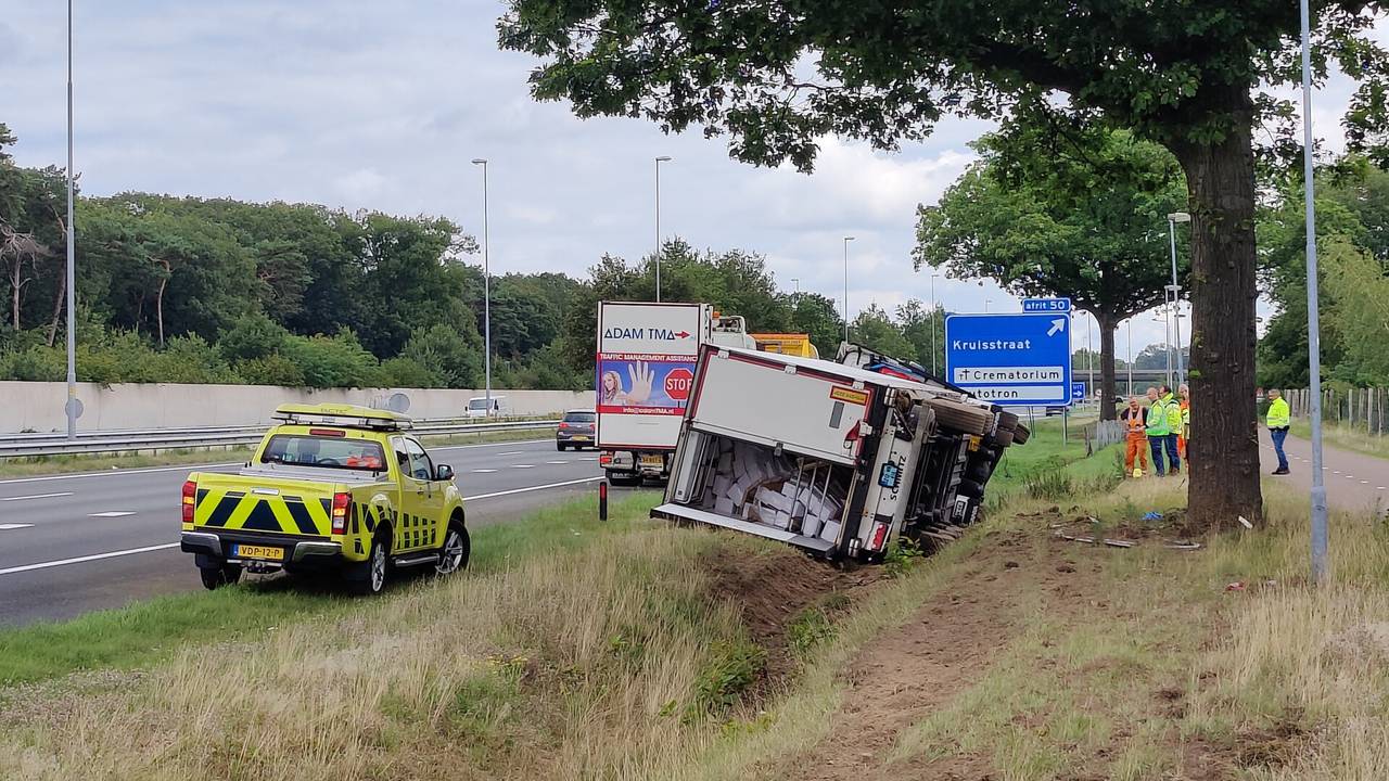 Vanwege het ongeluk bij Kruisstraat werd de afrit afgesloten voor het verkeer (foto: Iwan van Dun/SQ Vision).