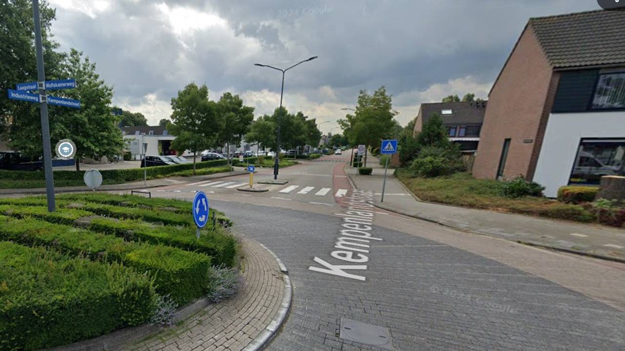 Op deze rotonde reed de vrouw een andere vrouw aan op het zebrapad (foto: Google Maps).