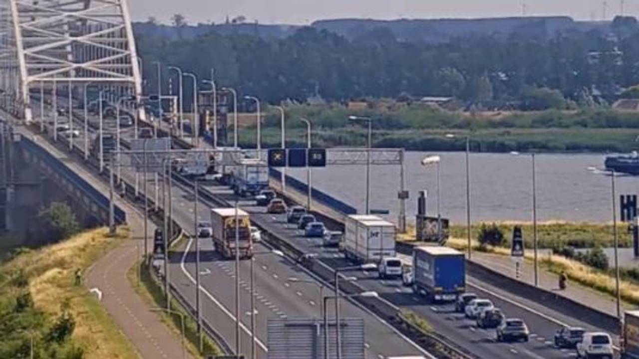 Het verkeer op de Merwedebrug loopt vast (foto: Rijkswaterstaat).