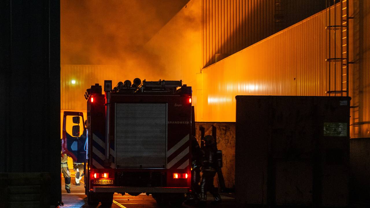 De brandweer had de brand aan de Koopvaardijweg in Oosterhout snel onder controle (foto: Mathijs Bertens/SQ Vision).
