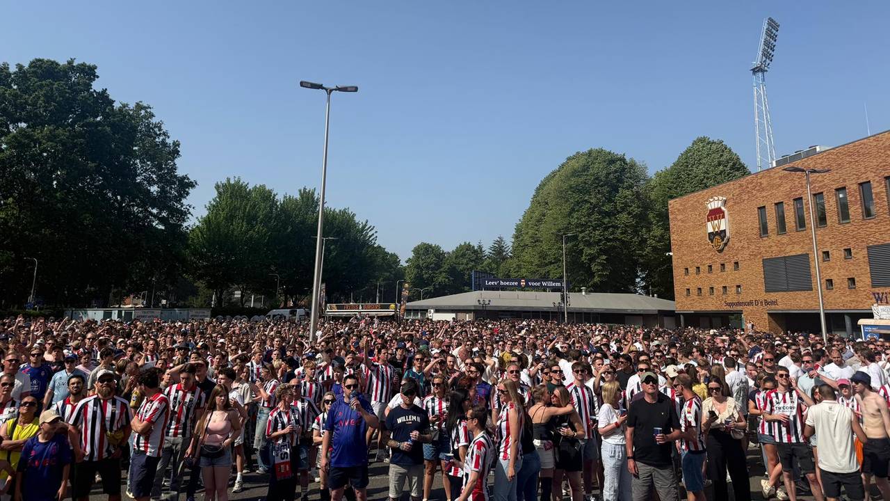 Een vol fanplein in Tilburg