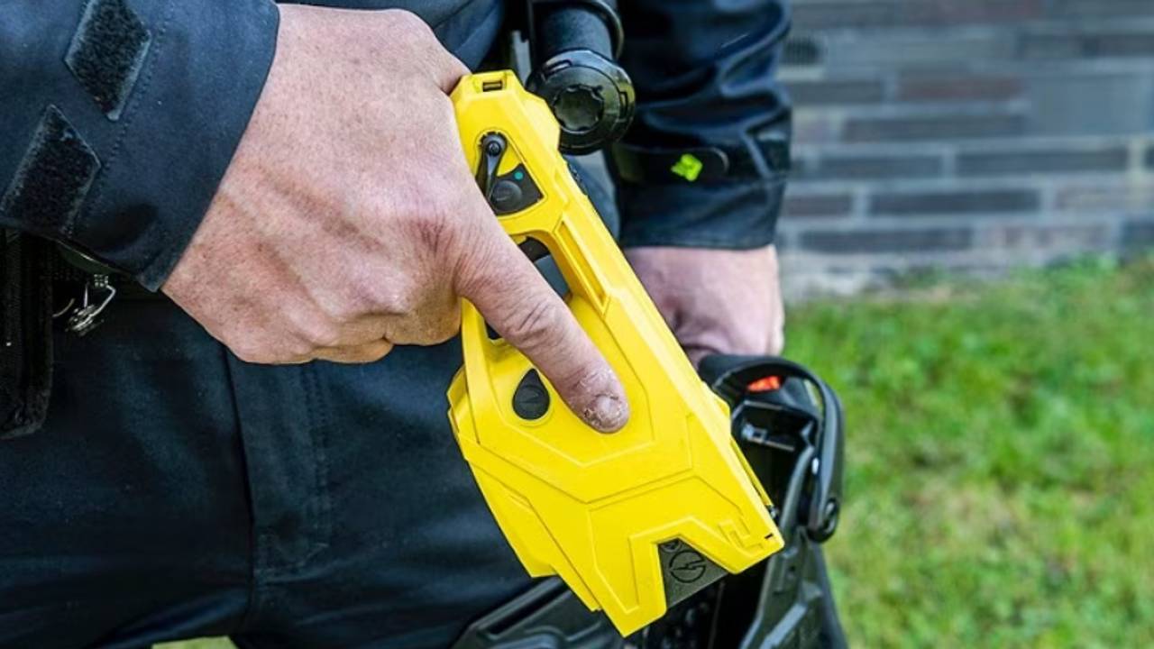 Na het dreigen met een stroomstootwapen kon de verdachte worden aangehouden (foto: politie.nl).