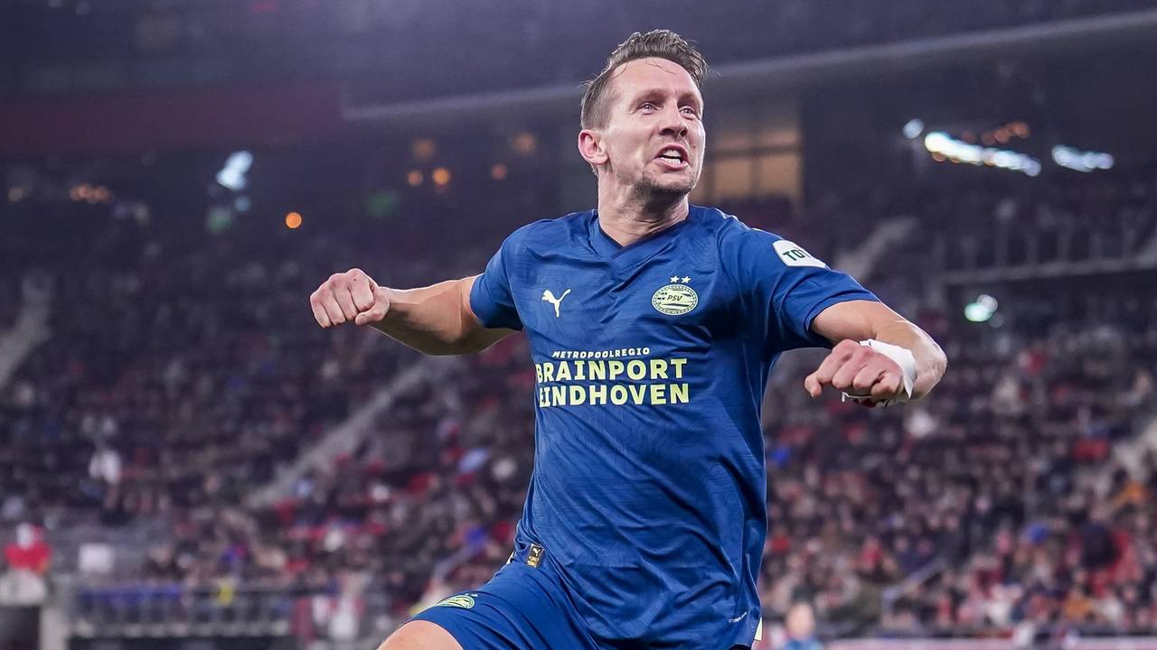 Luuk de Jong viert zijn doelpunt in Alkmaar (foto: OrangePictures).
