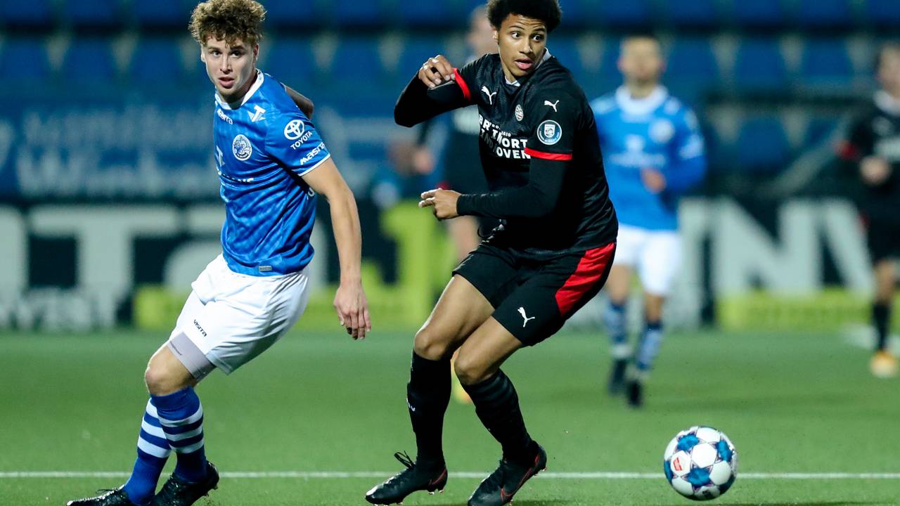Jong PSV-aanvaller Fodé Fofana (r.) snelt langs Frank Sturing (FC Den Bosch) - (Foto: Orange Pictures).