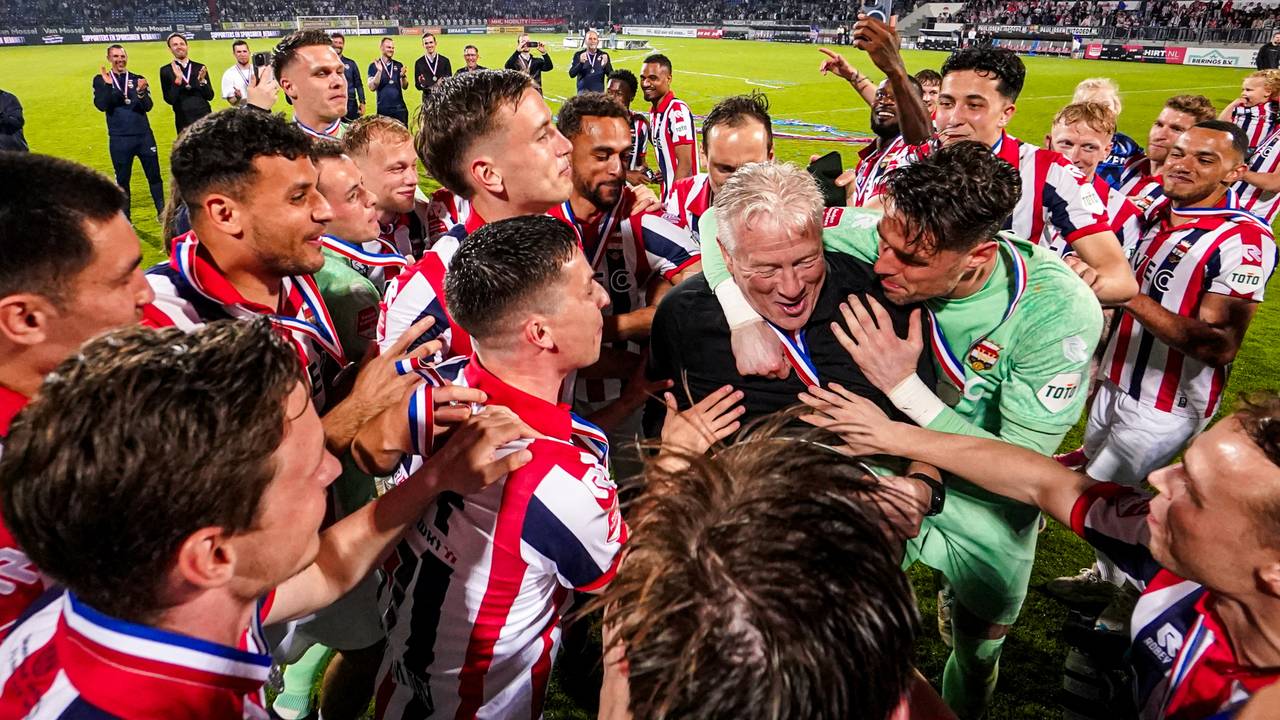 Trainer Peter Maes na de kampioenswedstrijd tegen Telstar, met achter hem Freek Heerkens. (Foto: Joris Verwijst/Orange Pictures).