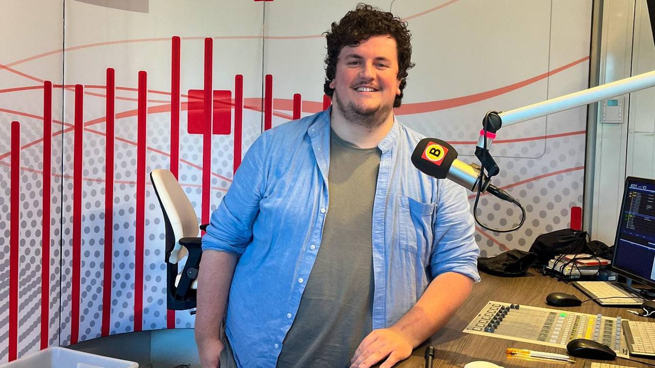 Bjorn Wilbers in de radiostudio van Omroep Brabant.