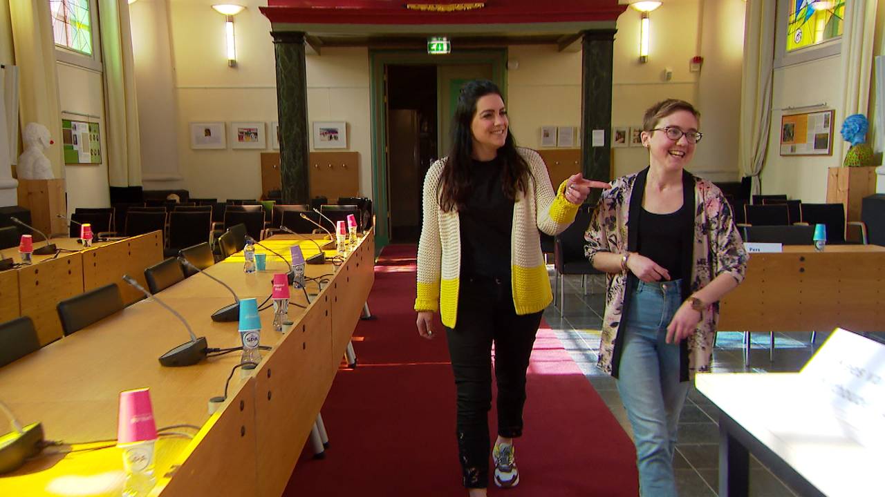 Kim (links) geeft uitleg aan nieuw gemeenteraadslid Djuna (rechts)