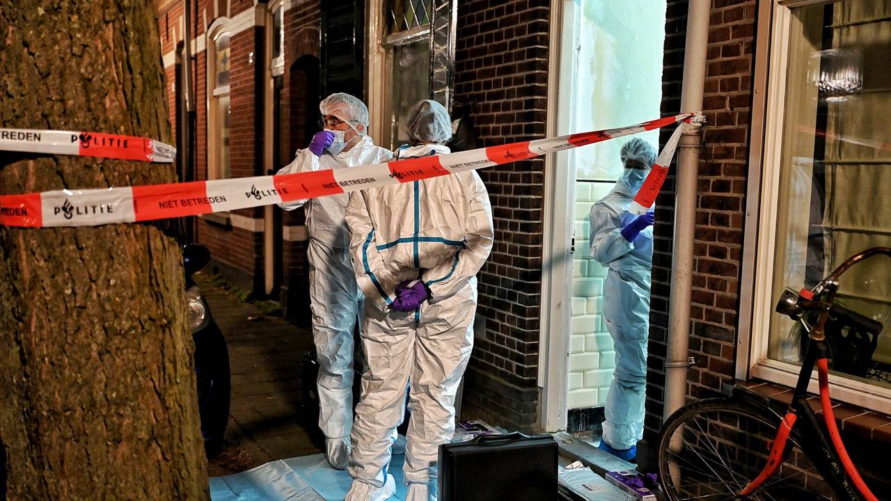 Er wordt onderzocht is er sprake is van een misdrijf in het huis in Tilburg (foto: Toby de Kort/SQ Vision).
