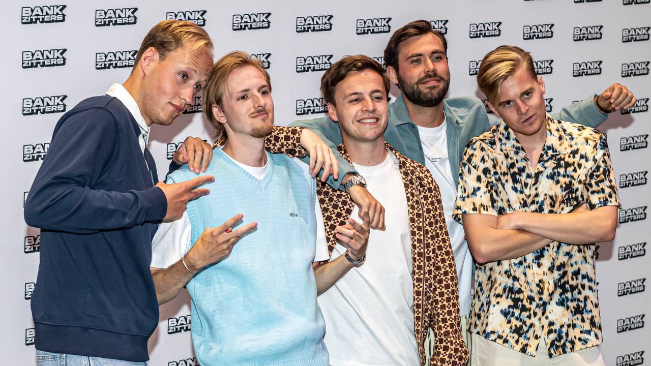 De Bankzitters, Robbie staat in het midden (foto: ANP).