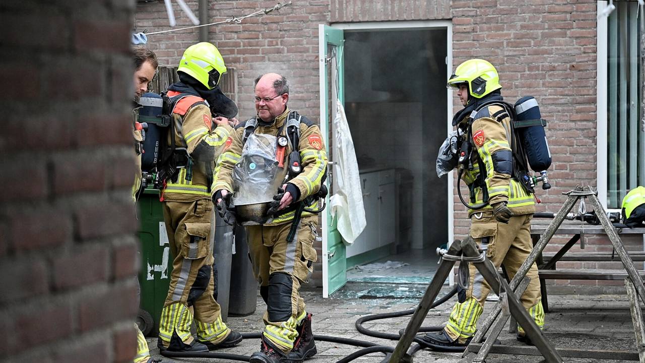De brandweer ventileerde het huis in Oisterwijk waar de vlam in de pan was geslagen (foto: Toby de Kort/SQ Vision).