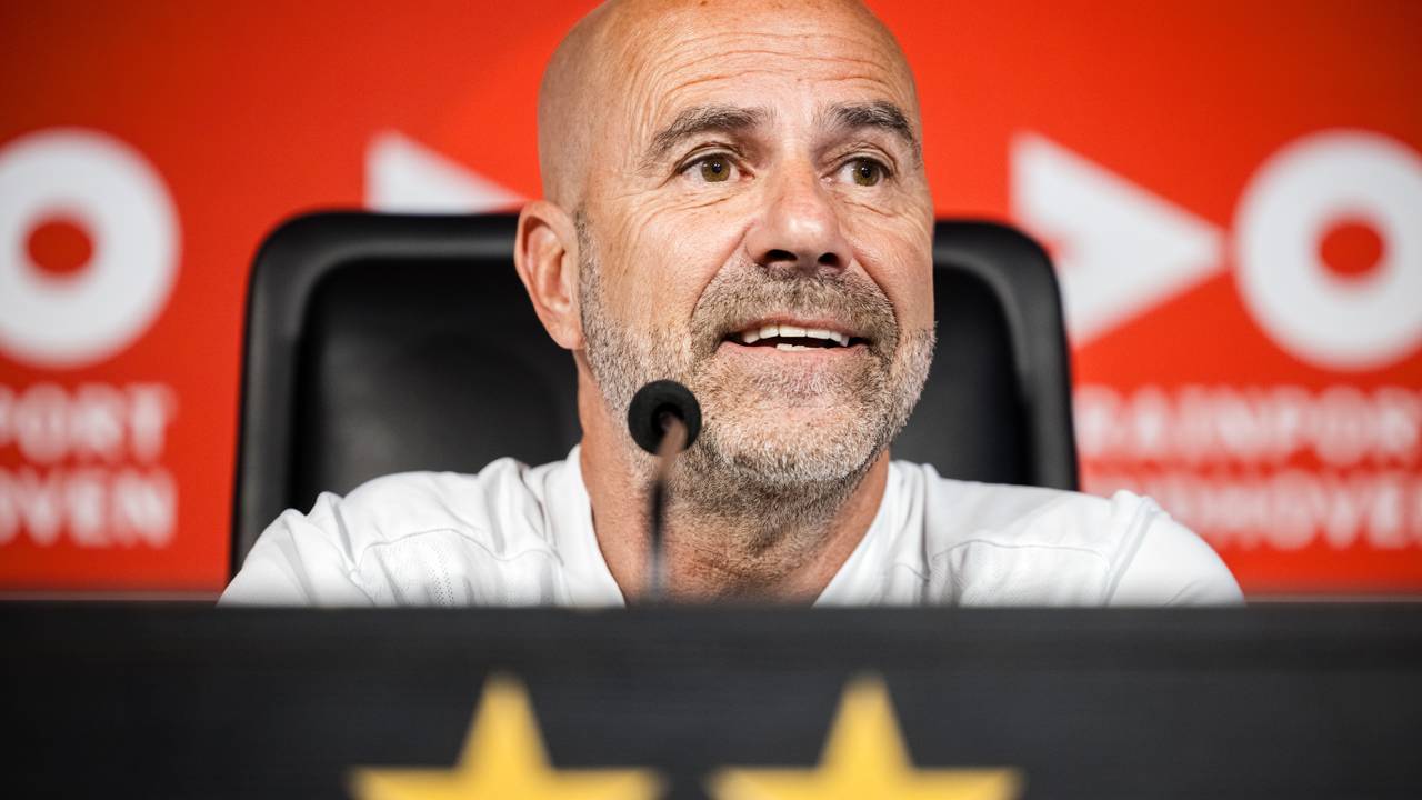 Peter Bosz tijdens de persconferentie in de aanloop naar de thuiswedstrijd tegen Heracles (foto: ANP / Rob Engelaar).