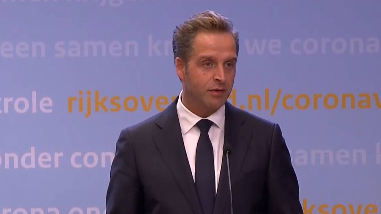 Zorgminister Hugo de Jonge tijdens de persconferentie dinsdagavond.