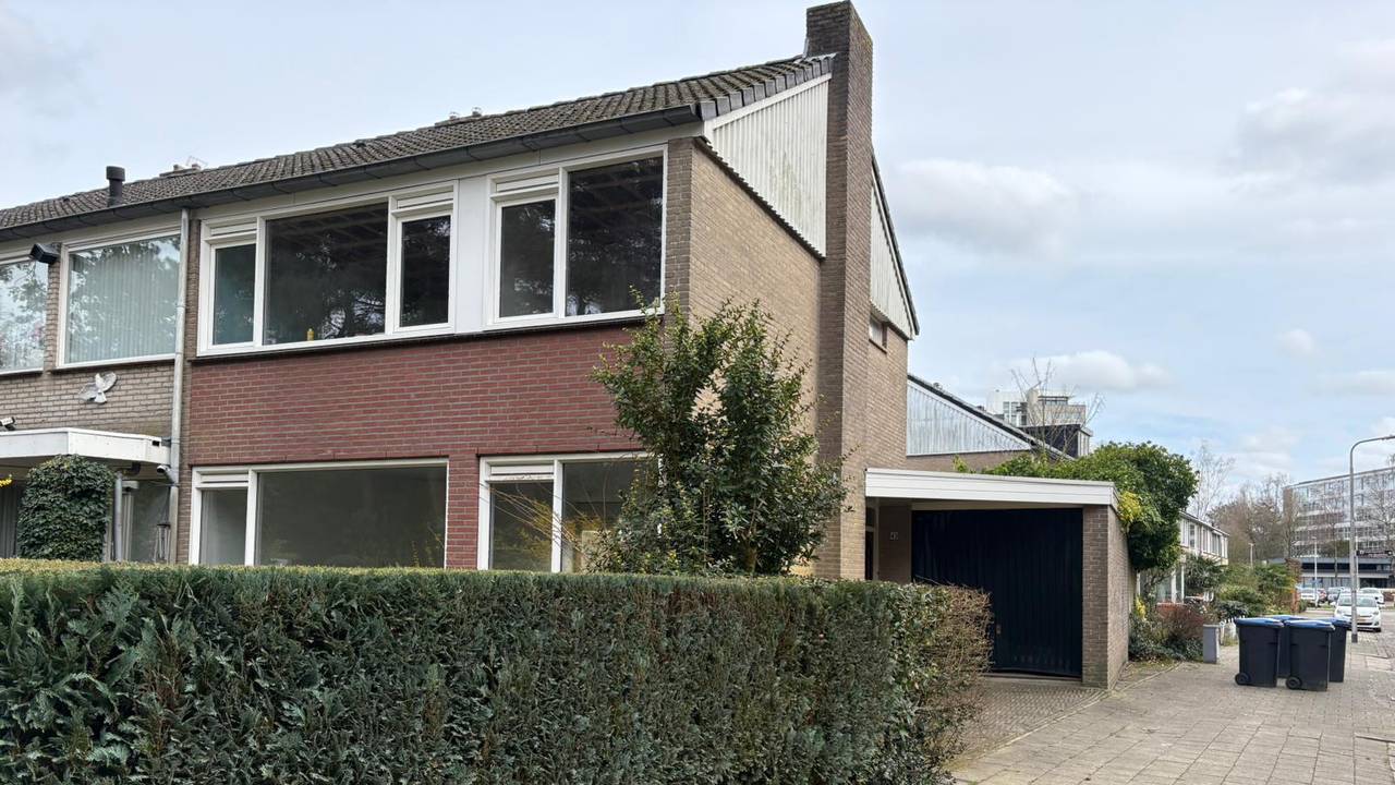 De haag staat er goed bij, maar het huis is al ruim twintig jaar onbewoond (foto: Pieter Soethout)