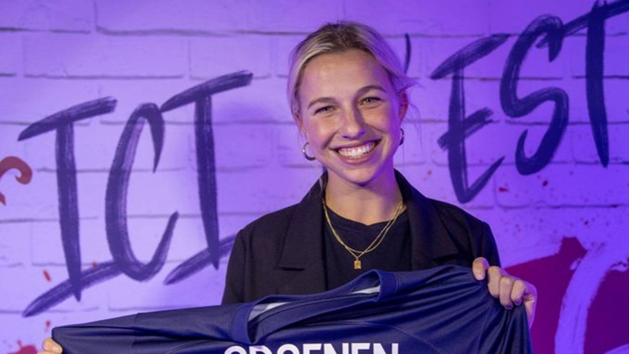 Jacky Groenen straalt als voetbalster van PSG (foto: Twitter PSG Féminines).