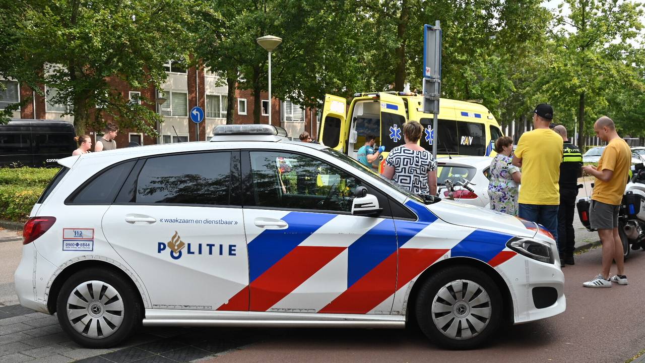 De aangereden fietser is in een ambulance naar een ziekenhuis gebracht (foto: Perry Roovers/SQ Vision).