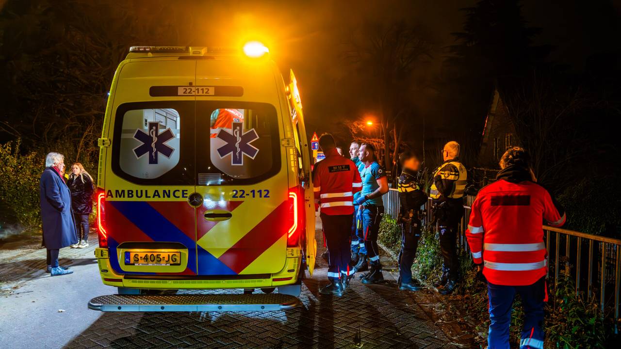 Het slachtoffer is in een ambulance naar een ziekenhuis in Tilburg gebracht (foto: Dave Hendriks/SQ Vision).