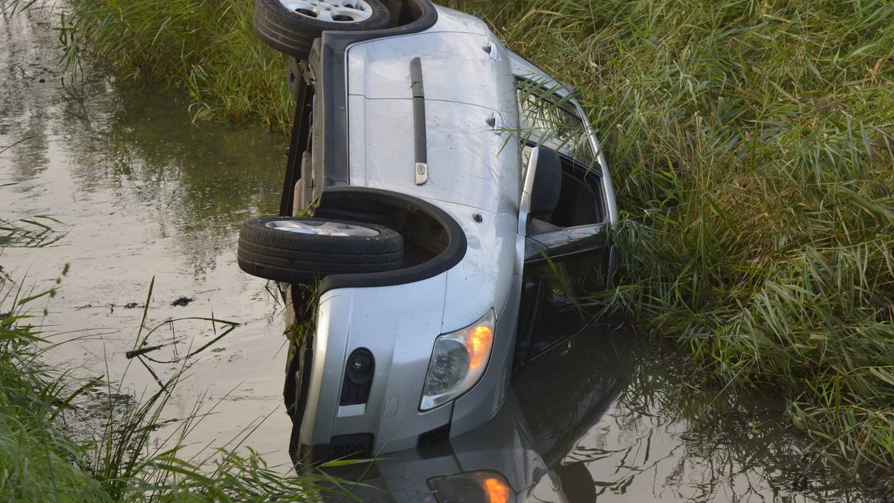 Auto belandt op zijn kant in de sloot in Prinsenbeek - Vimarsana News