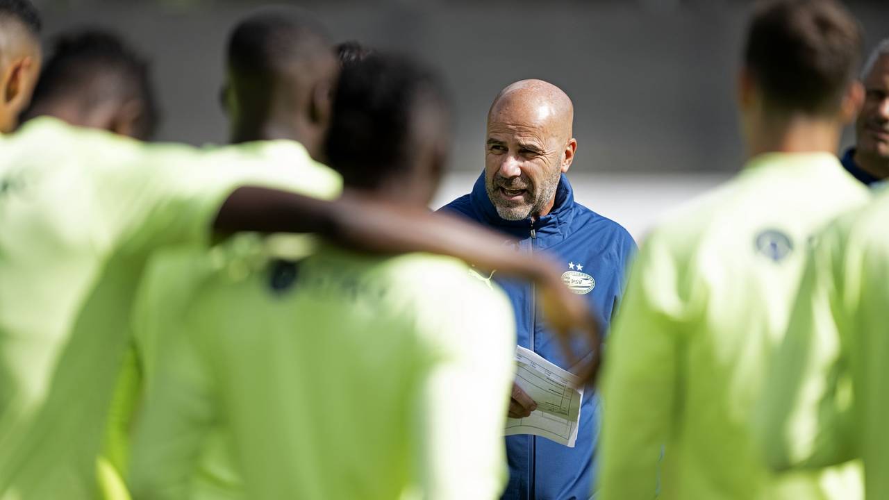Peter Bosz tijdens de training (foto: ANP).