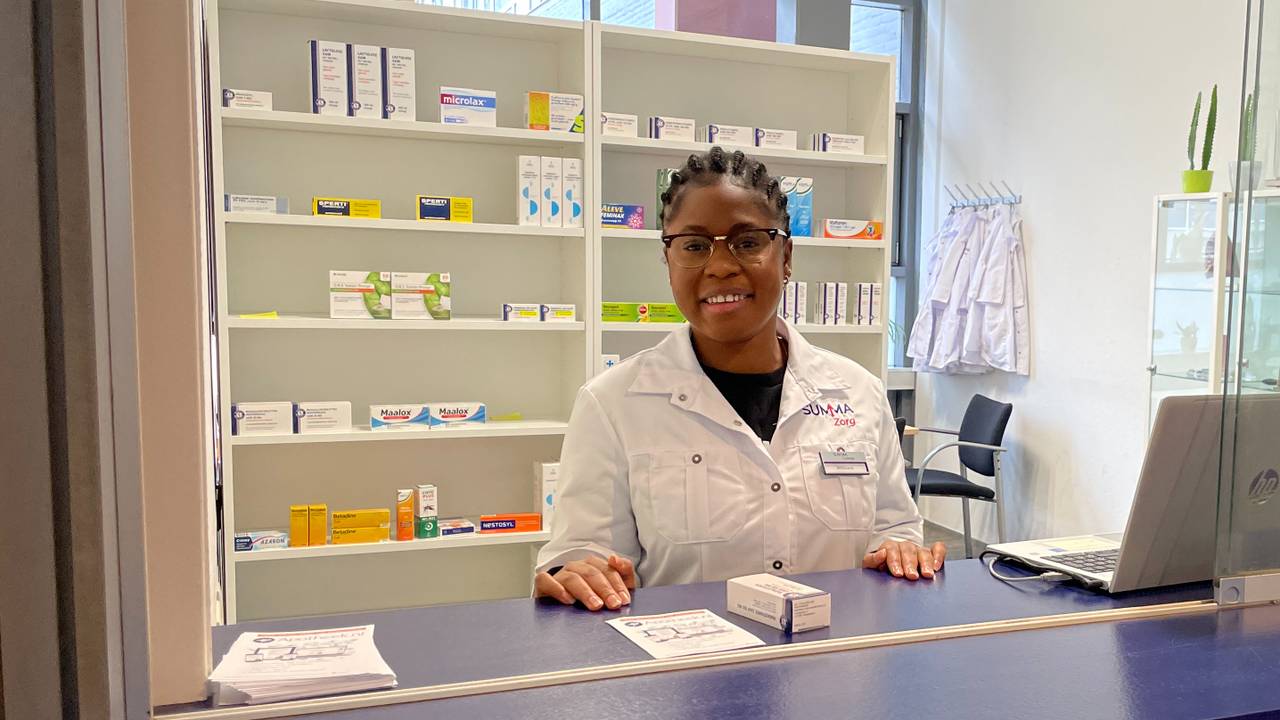 Student Millicent Fornah staat een dag per week in het servicepunt (foto: Rogier van Son).