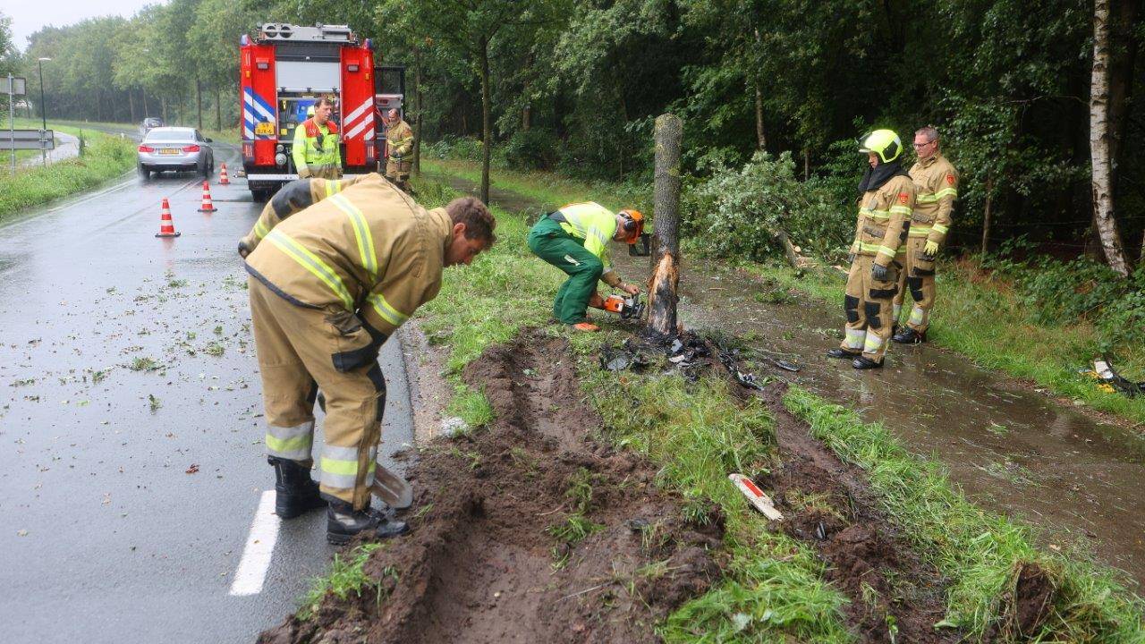De brandweer heeft de boom in stukken gezaagd en het wegdek in Helvoirt schoongemaakt (foto: Bart Meesters).