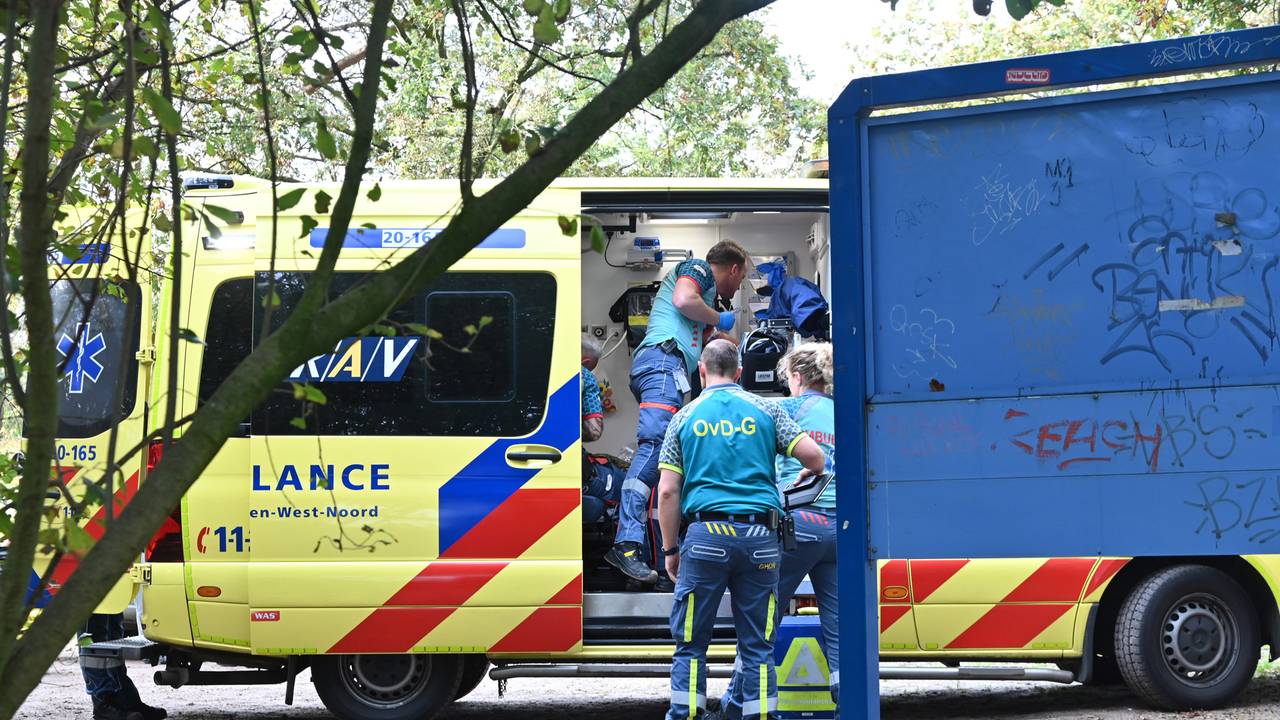 Ambulancepersoneel ontfermde zich over de man (foto: Perry Roovers/SQ Vision).