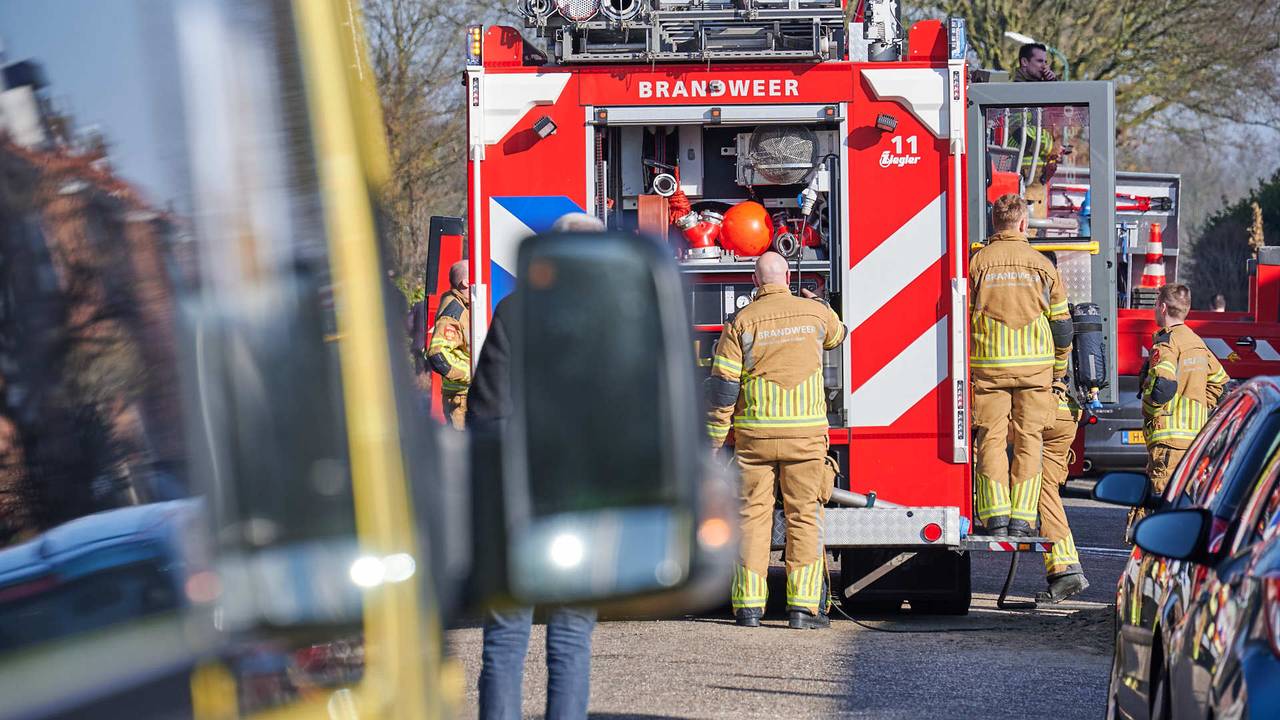 Vanwege de brand in Teteringen werd de brandweer opgeroepen (foto: Tom van der Put/SQ Vision). 