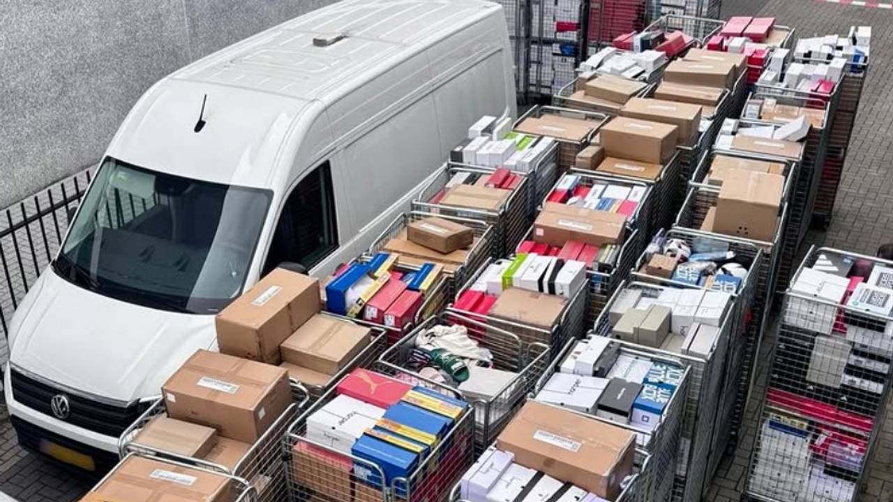 Automobilist veroorzaakt aanrijdingen, politie zet achtervolging in • Jonge vrouw schampt boom en valt van scooter.